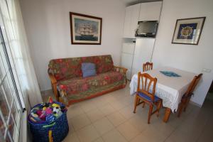a living room with a couch and a table at apartamento Kottmann in Cambrils