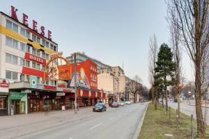 漢堡的住宿－Hotel Keese，一条城市街道,有汽车沿着街道行驶