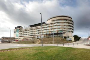 een groot gebouw met een straatlicht voor het bij Eurostars Madrid Foro in Tres Cantos