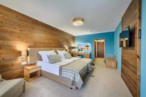 Postel nebo postele na pokoji v ubytování Katarino SPA Hotel