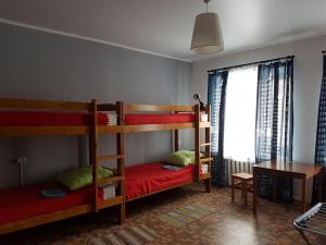 Våningssäng eller våningssängar i ett rum på Hostel 888 У Вокзала