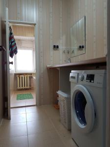 eine Waschmaschine im Bad mit Fenster in der Unterkunft Hostel 888 У Вокзала in Nowosibirsk