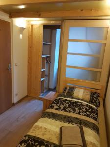 ウィーンにあるGerald`s Apartment 5の小さなベッドルーム(ベッド2台、窓付)