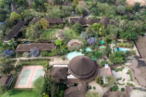 eine Luftansicht eines Hauses mit Pool in der Unterkunft Safari Park Hotel in Nairobi