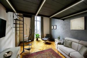 トリノにあるTurin Art Experienceのリビングルーム(白いソファ、階段付)