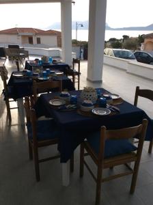 uma mesa com uma toalha de mesa azul num pátio em Domus de Diana em Olbia