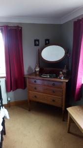 a dressing room with a mirror on a dresser at Mountain Ash in Horncastle