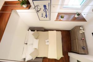 Dormitorio pequeño en el ático con cama y ventana en Home Alex, en Roma