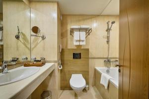 Koupelna v ubytování Katarino SPA Hotel