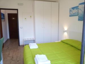 ソヴェラート・マリーナにあるHotel Elizabeth - Soveratoのベッドルーム1室(緑色のベッド1台付)