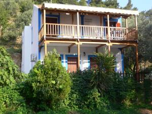a house with a balcony on the side of it at Megalos Mourtias in Alonnisos