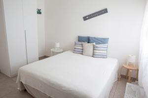 Postel nebo postele na pokoji v ubytování Sunkiss Apartment 500mt dal mare