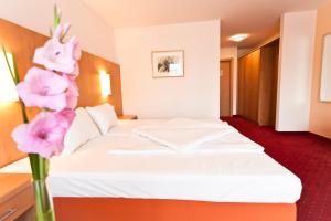 Ein Bett oder Betten in einem Zimmer der Unterkunft Hotel Haberl - Attersee