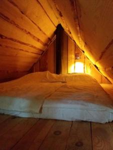 Ce lit se trouve dans un dortoir doté d'une fenêtre. dans l'établissement Saia Forest House, à Vose