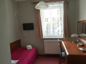 Televízia a/alebo spoločenská miestnosť v ubytovaní Hotel E-lektor + 16 fotografií
