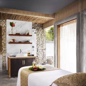 une chambre avec un lit et un lavabo dans l'établissement Taj Coral Reef Resort & Spa,Maldives - Premium All Inclusive with Free Transfers, à Atoll Malé Nord