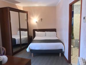 Ένα ή περισσότερα κρεβάτια σε δωμάτιο στο Hôtel Vesuvio