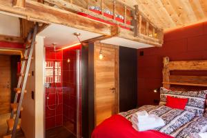 um quarto com um beliche e um chuveiro em Schirle em Zermatt