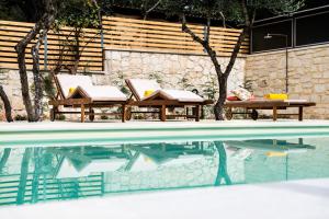 Bazén v ubytování Koukounari luxury villa nebo v jeho okolí