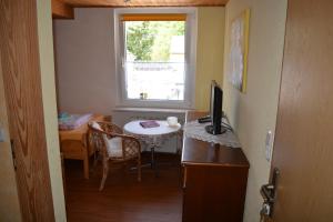 a small room with a table and a window at Gaststätte "Zum Fährmann" in Walternienburg