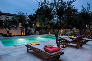 Bazén v ubytování Koukounari luxury villa nebo v jeho okolí