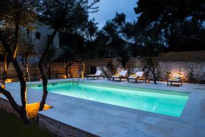 Bazén v ubytování Koukounari luxury villa nebo v jeho okolí