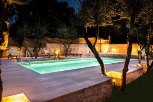 Bazén v ubytování Koukounari luxury villa nebo v jeho okolí