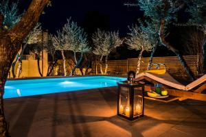 Bazén v ubytování Koukounari luxury villa nebo v jeho okolí