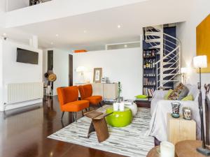 een woonkamer met oranje stoelen en een bank bij Welkeys Apartment - Sainte in Marseille