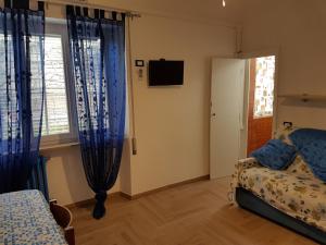 Televízia a/alebo spoločenská miestnosť v ubytovaní Casa Vittoria