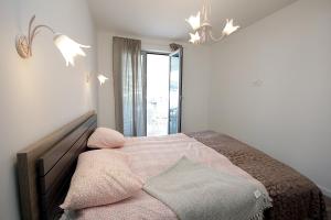 多布拉沃达Apartment Melina的一间带床的卧室，配有大窗户 更多37张照片