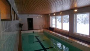 ein Schwimmbad in einem Gebäude mit einem Schwimmbad in der Unterkunft Otsolan Hovi in Humppila