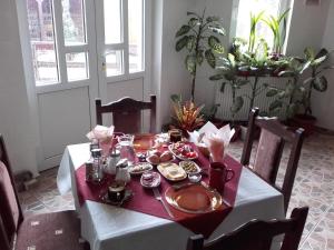 Restauracja lub miejsce do jedzenia w obiekcie Pension Piatra Craiului