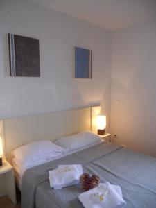 シュペール・ベスにあるRésidence Goélia Les Chalets de Super-Besseのベッドルーム1室(ベッド1台、タオル2枚付)
