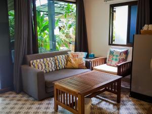 een woonkamer met een bank en een salontafel bij Glur Hostel in Ao Nang Beach