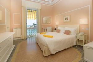 A bed or beds in a room at Hotel Helvetia