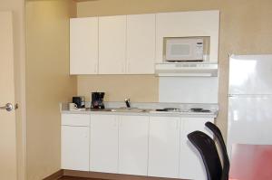 Kuchyň nebo kuchyňský kout v ubytování Extended Stay America Suites - Las Vegas - Valley View