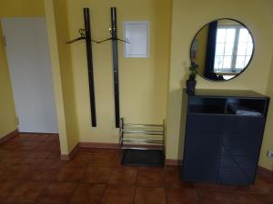 ein Badezimmer mit Waschbecken und Spiegel in der Unterkunft Villa Sanddorn in Binz