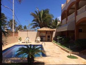 einem Pool vor einem Gebäude in der Unterkunft Duplex na beira da praia, de frente pro mar in Salvador