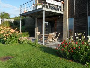 un balcone con sedie e fiori su una casa di Les chambres du Houmier a Rouvreux