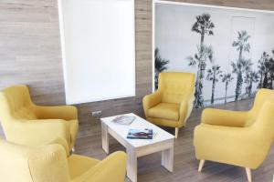 A seating area at Hotel Costa Azahar