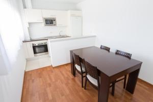 Kuchyň nebo kuchyňský kout v ubytování Domocenter Apartamentos Turísticos