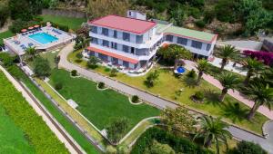 eine Luftaufnahme eines Hauses und eines Swimmingpools in der Unterkunft Hotel Villa Rita in Ischia