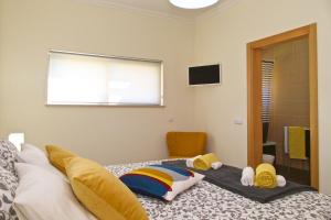 a bedroom with a bed with towels on it at Apartamento luxo e sossego in Albufeira