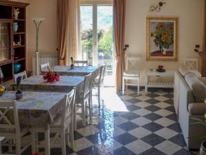 a living room with a table and a couch at Dolce Casa n41 in Savoca