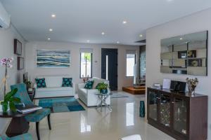 ein Wohnzimmer mit Sofa und Tisch in der Unterkunft RR House in Ribeira Quente