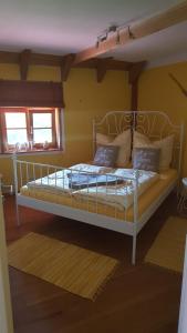 1 dormitorio con 1 cama blanca en una habitación en Reiterhof vom Litzlbach, en Langquaid