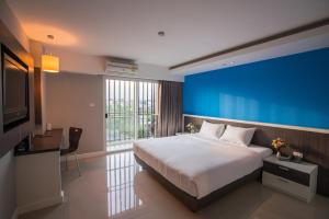 سرير أو أسرّة في غرفة في فندق Napatra