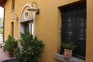 a building with potted plants on the side of it at Agriturismo Podere Casino in Mezzolara