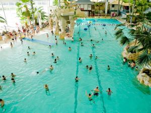 un grupo de personas en una piscina en un complejo en Résidence Vacances Bleues Les Coteaux de Jonzac, en Jonzac